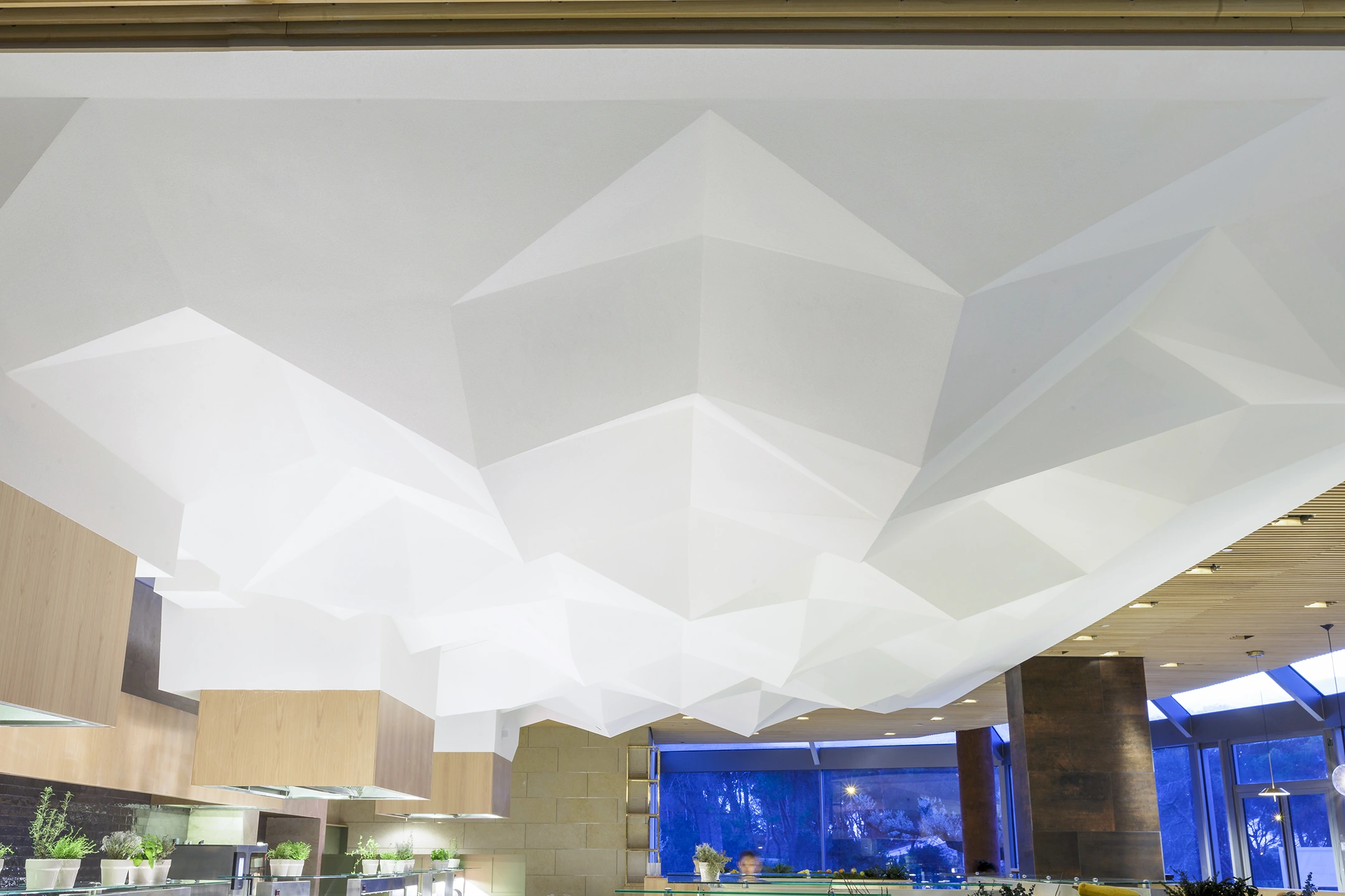 Le design du plafond inspiré de l'origami offre une expérience unique à l'hôte