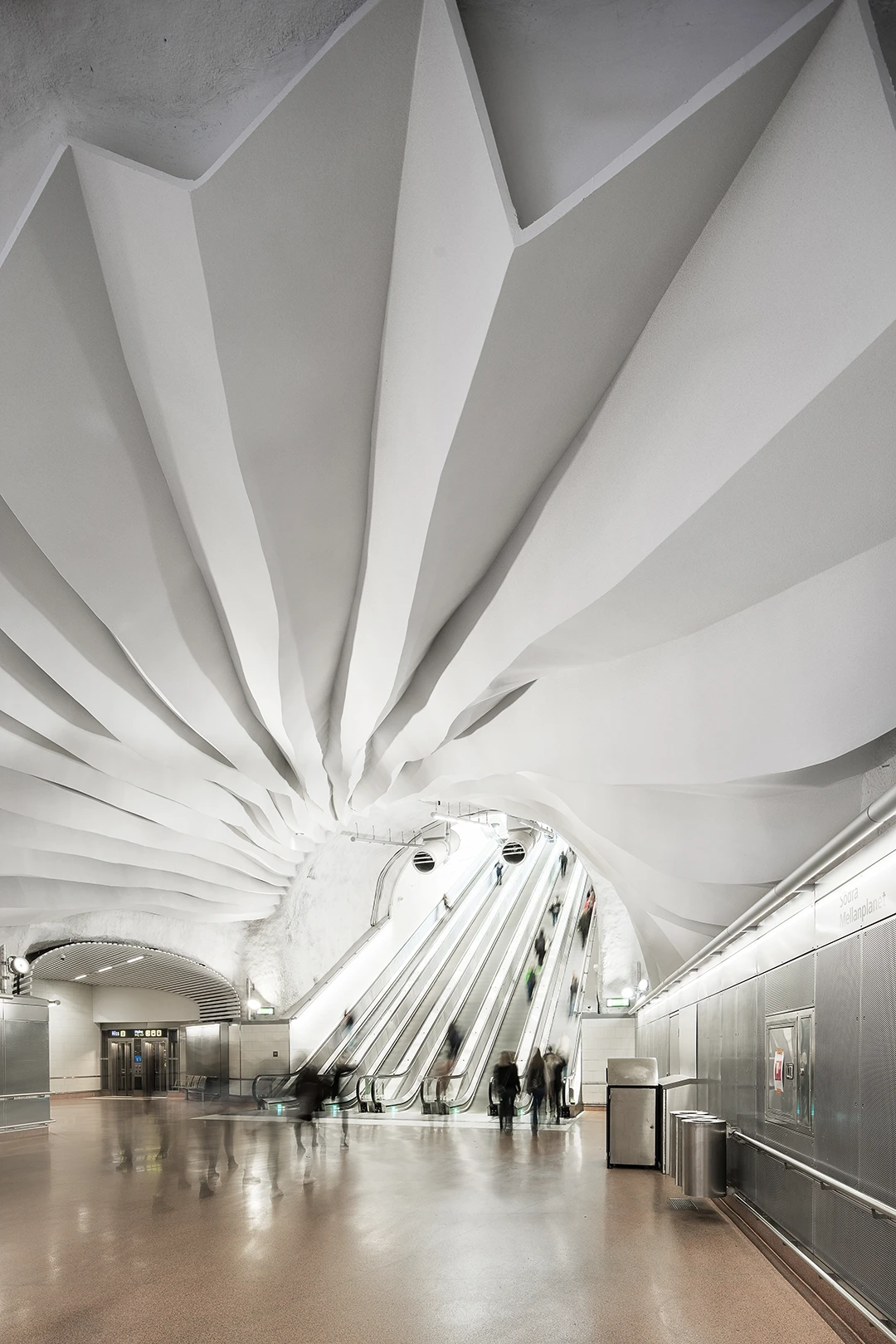 Un tissu ondulé et plissé, drapant le plafond de la mezzanine de 200 m2